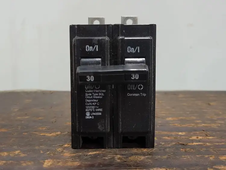 Used CUTLER-HAMMER BQL230 Switchgears British Columbia CA | Lenmark #242410