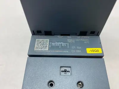USED SIEMENS LOW-VOLTAGE CIRCUIT BREAKER 3-POLE W/ DOOR MOUNT ROTARY OPERATOR