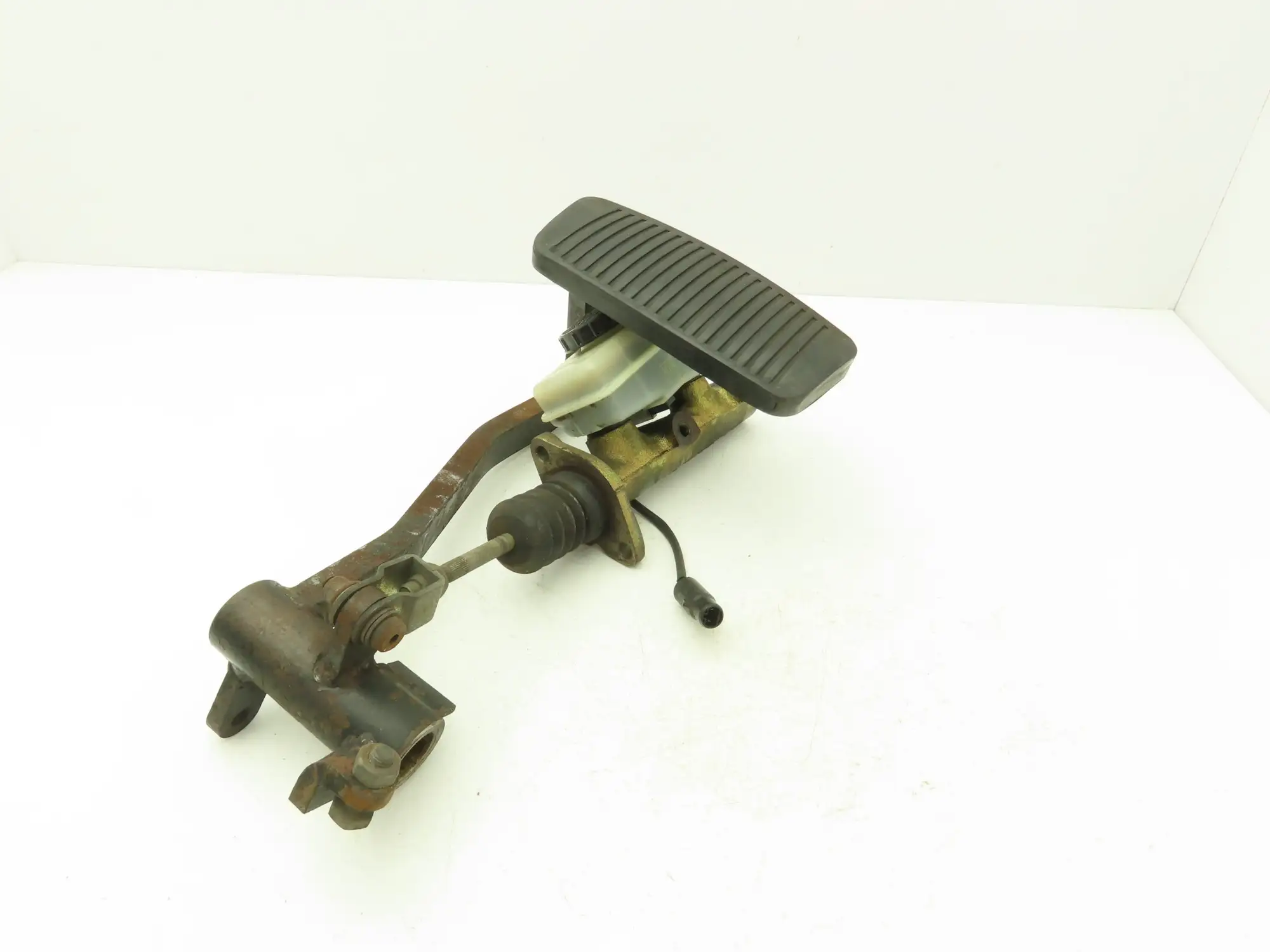 Yale Forklift Brake Pedal Master Cylinder Assembly Off ERC060GHN36TE084