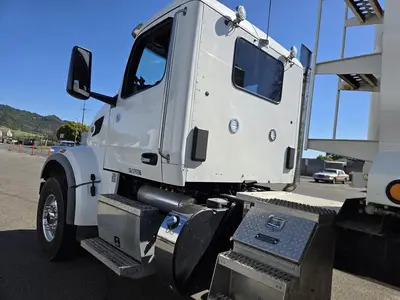 USED 2023 PETERBILT 567