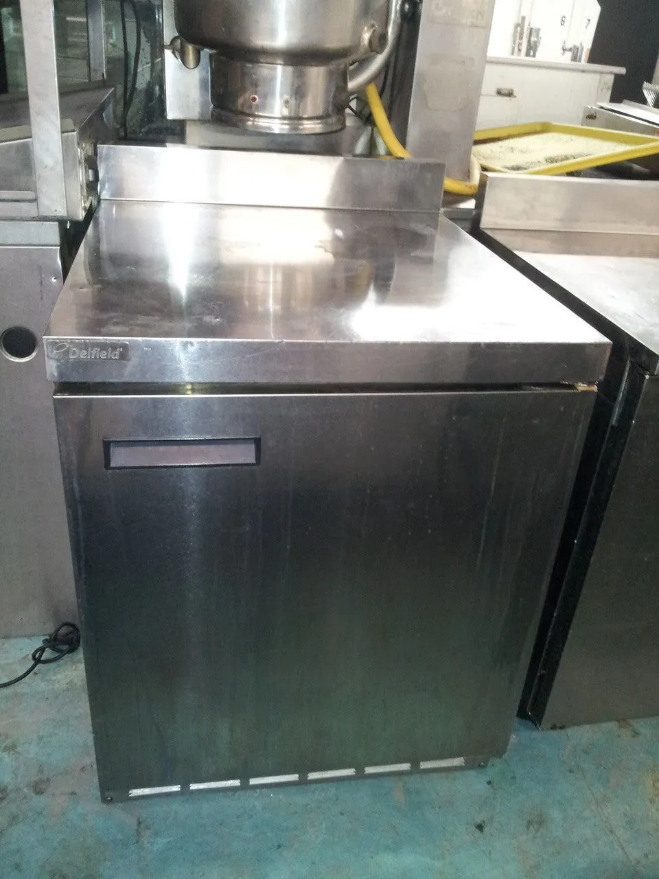 75-0204 Delfield ST4427N Self-Contained 1 Door 27'' Worktop Reach-In Cooler