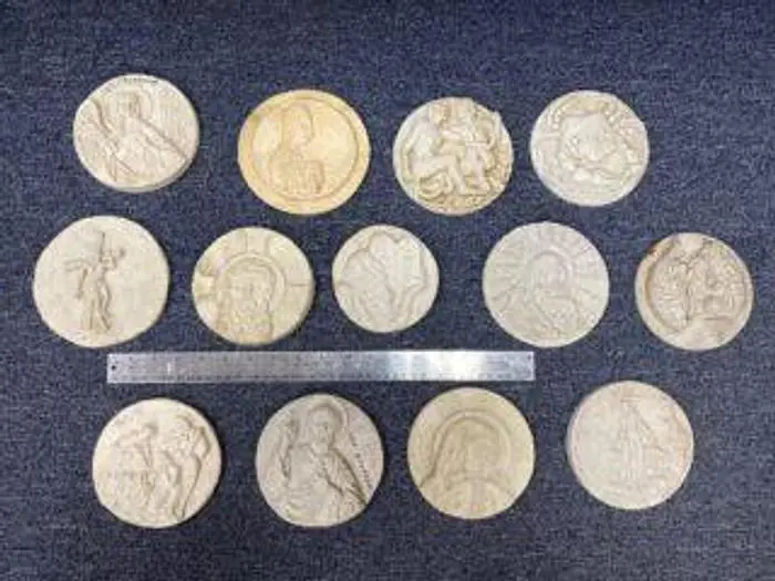 3364-700 DUPLICATING PLATES – 27 COMPOSITE HAND CARVED MEDALLIONS, JEWELRY