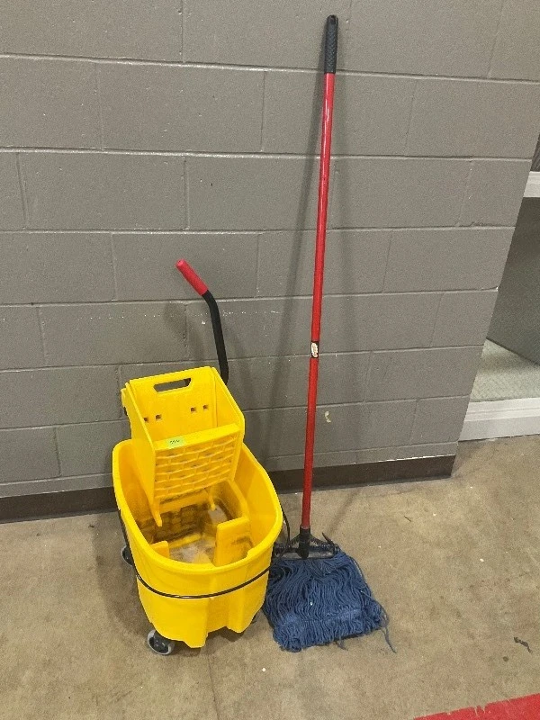 Rubbermaid mop and bucket