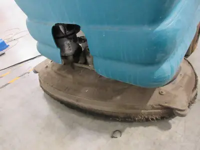 TENNANT 5680 FLOOR SCRUBBER