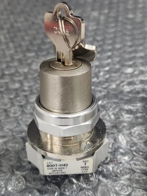 NEW Allen-Bradley 800T-H42