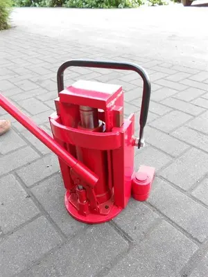 USED HEAVY DUTY JACK FOR LIFTING MACHINES 8 TON