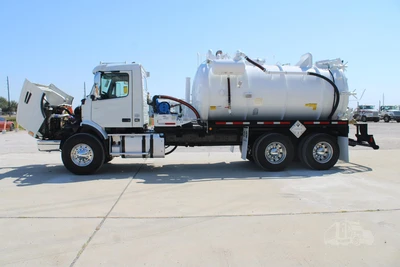 Used 2019 VOLVO VHD64B200 Vacuum Truck Texas US | Roll Off Truck World #1491998