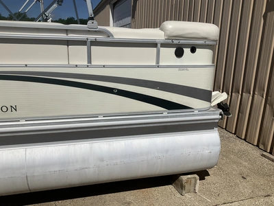USED 2004 BENNINGTON 2280 RL