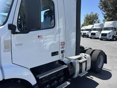 USED 2022 VOLVO VNR42T300