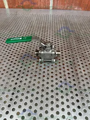 USED INLINE INDUSTRIES STAINLESS STEEL BALL VALVE W/ 1/2" SANITARY FITTING