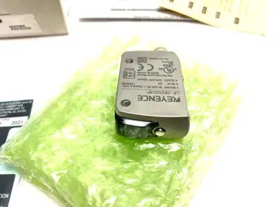 USED KEYENCE SELF-CONTAINED CMOS DISTANCE BASED LASER SENSOR, 3-PIN 250MM