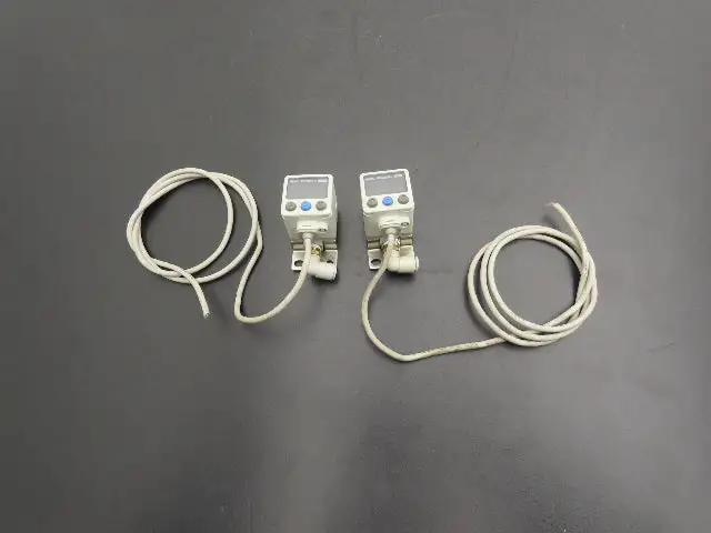 SMC ISE40A-W1-Y Digital Pressure Switch 12-24vdc 0-145psi Lot of 2