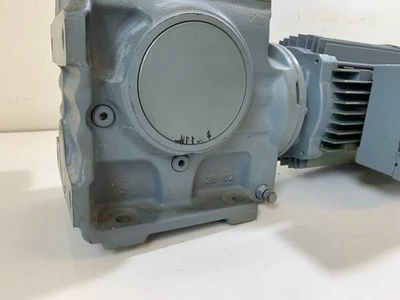 SEW-Eurodrive S57 Dt80n4/BMG/HF / Th .75kW / 1Hp W / Gang Reduzierer & V230