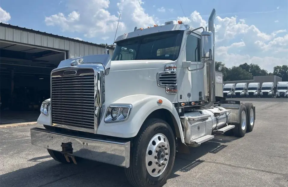 USED 2023 FREIGHTLINER 122SD