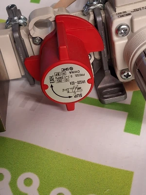 SMC FILTER REGULATOR AW20-02E-B W/ PRESSURE RELEASE VALVE AND PRESSURE SWITCH