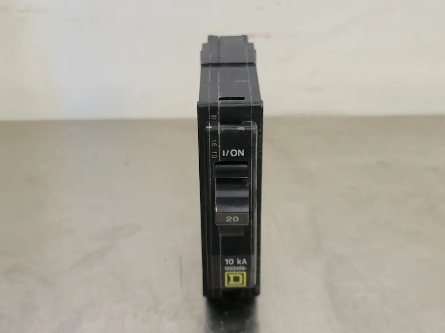 NEW SQUARE D QO120