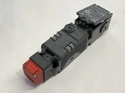 USED OMRON GUARD LOCK SAFETY-DOOR SWITCH INTERLOCK