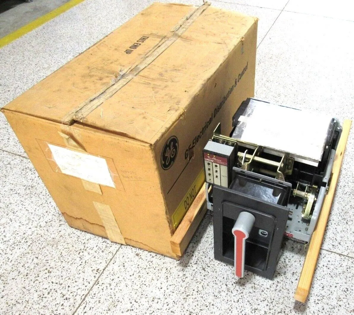 NEW GENERAL ELECTRIC AKR-10D-50 CIRCUIT BREAKER 1600A FRAME TA9VT20MLA1 AKR10D50
