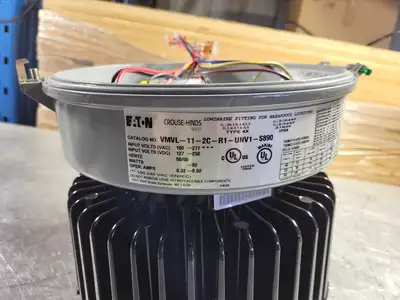 NEW CROUSE-HINDS VMVL-11-2C-R1-UNV1-S890