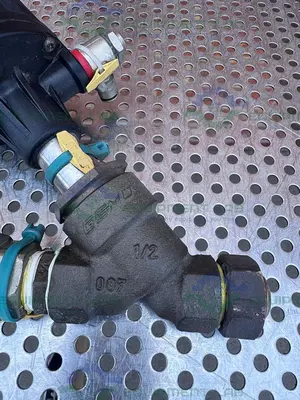 USED GEMU 554/15 PNEUMATIC ANGLE SEAT GLOBE VALVE W/ 1/2" COMPRESSION FITTING, VALVE