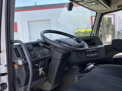 USED 2022 VOLVO VNR42T300