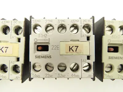 Siemen 3TH2022-0DB4 Contactor Relay 230V 3A 17-30VDC 2NO 2NC Lot Of 7