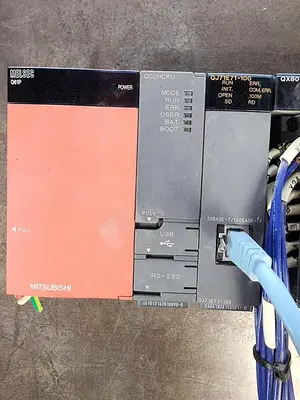 Mitsubishi Q38B / Q61P / Q02HCPU / QJ71E71-100 / QY22 / QX80 / QY22 / QX40 / QY40P 8 Slot PLC