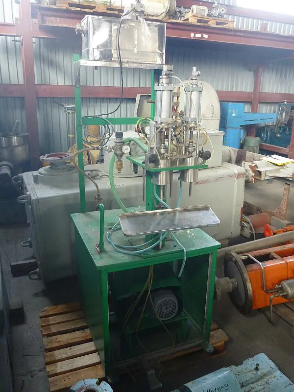 Semiautomatic liquid filler with two pistons each 400 ml