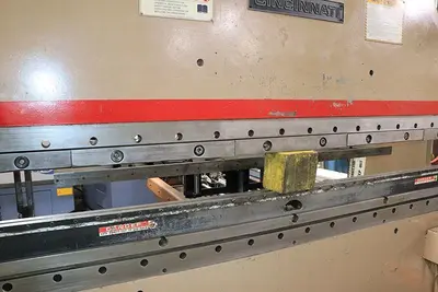 135 Ton x 10 Ft Cincinnati Hydraulic Press Brake Model 135CB8