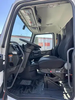 USED 2022 VOLVO VNR42T300
