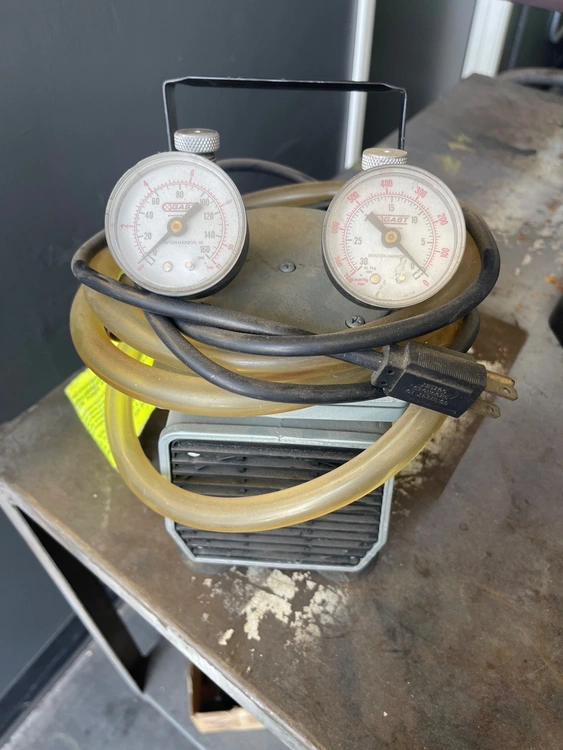 Used GAST DOA-P104-AA Vacuum Pumps California US | PM Machines #1183930