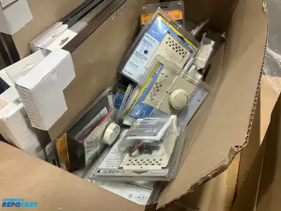 Large skid lot of miscellaneous home decor and home items, approximately 1,566 pieces per seller