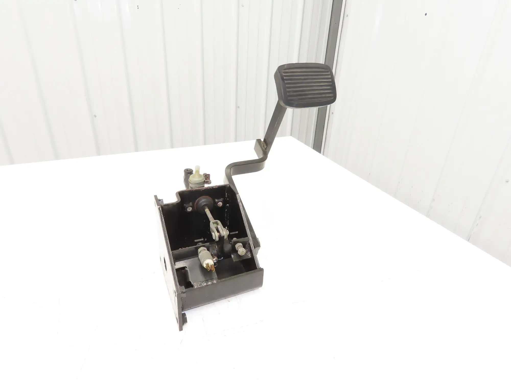 Caterpillar EP18KT Forklift Hydraulic Brake Pedal Master Cylinder Assembly