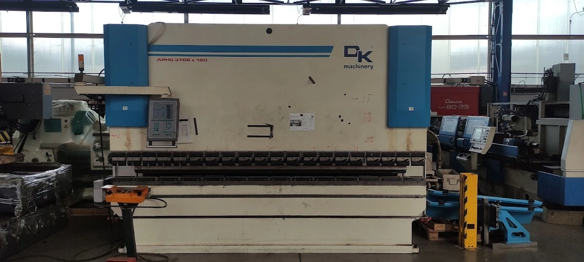 BAYKAL 4-axis CNC Hydraulic Press Brake, in good working condition, visible under power