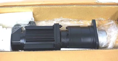 NEW YASKAWA USAREM-07CEL5K SERVO MOTOR W/ GEAR HEAD USAREM07CEL5K