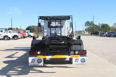 New | in-Stock 2027 MACK MD7 Rolloff Trucks Texas US | Roll Off Truck World #1491884