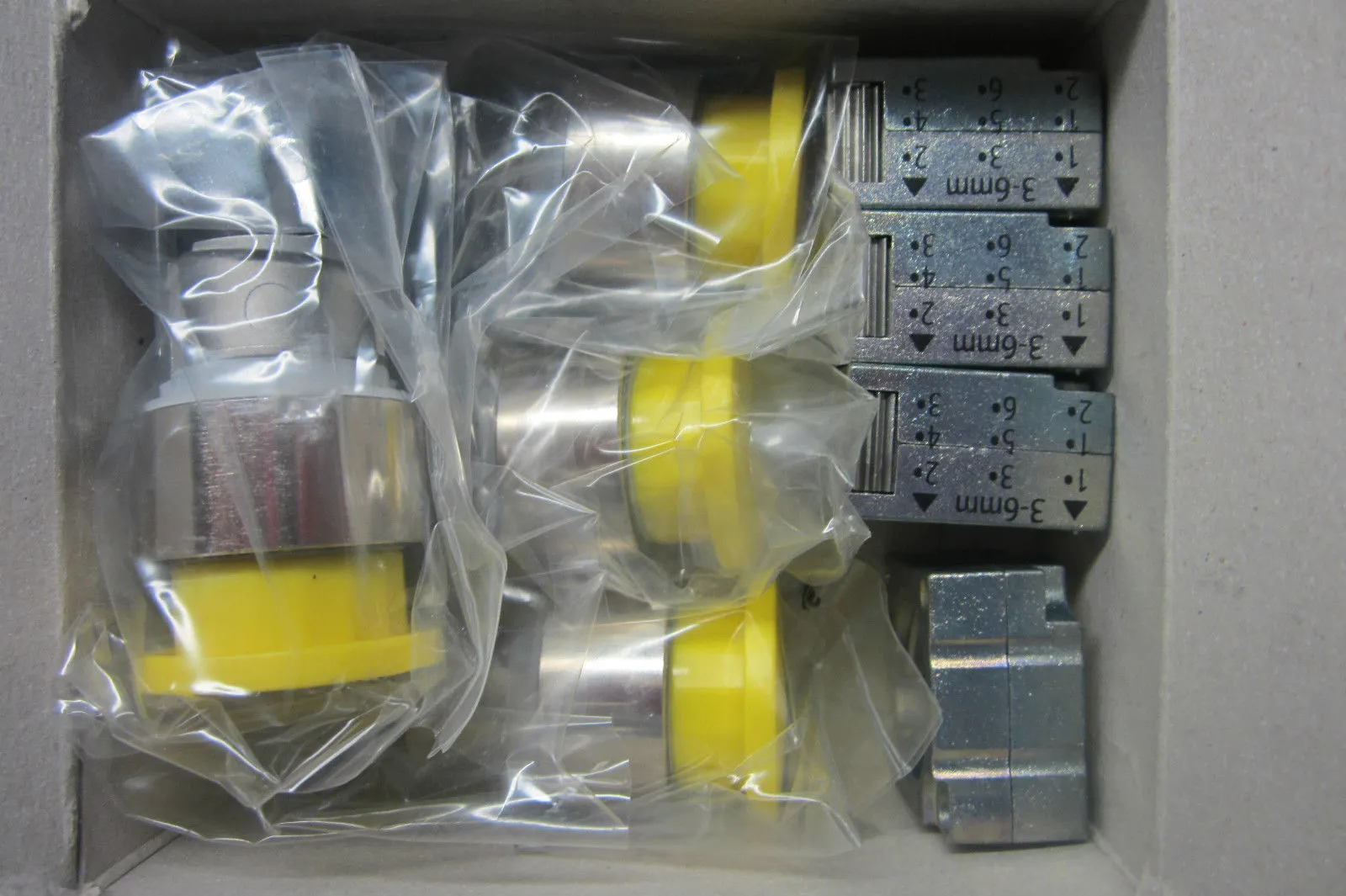 5 NEW SIEMENS 3SB3-500-1DA31 PUSHBUTTON 3SB35001DA31