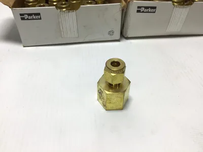 Parker 4-6 GBZ-B 1/4″ Tube to 3/8 Pipe Female Connector