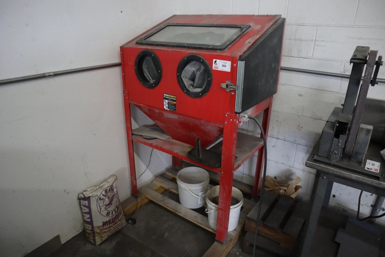 Used CENTRAL PNEUMATIC BLAST CABINET Blast Cleaning Minnesota US | Machinesused.com #1377491