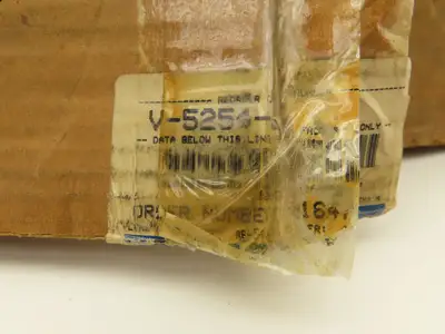 Johnson Controls V-5254-3 1-1/2" NPT Copper Globe Valve 9-13 PSIG Normally Open