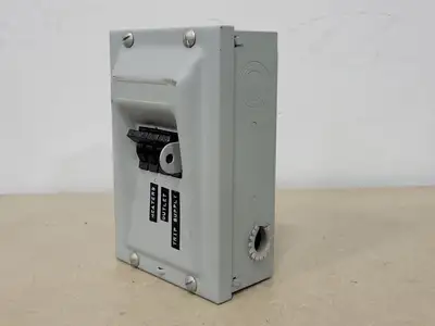 4 x 15 Amp, 1 Pole, 120/240 volts Circuit Breaker w/ Enclosure