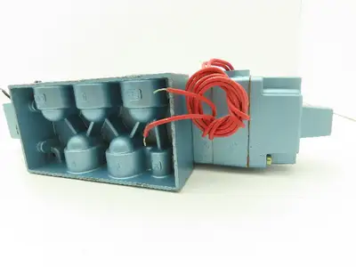 Honeywell Skinner S4KKHDL5 Solenoid Valve 5-Way 3 Pos 110V 150 PSI 3/4" NPT