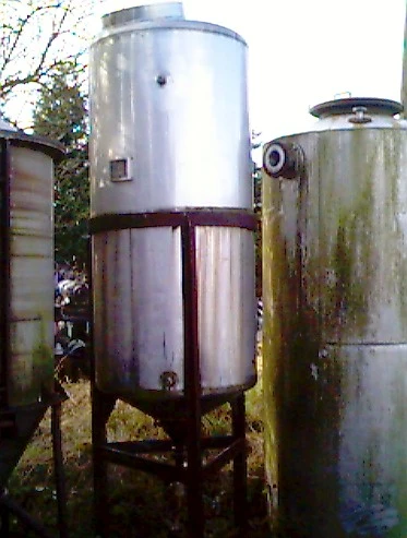 1550 L S/S Vertical Enclosed Tank