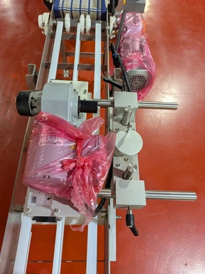 Universal Top and Bottom Label Applicator with Top-and-Bottom Transport Conveyor