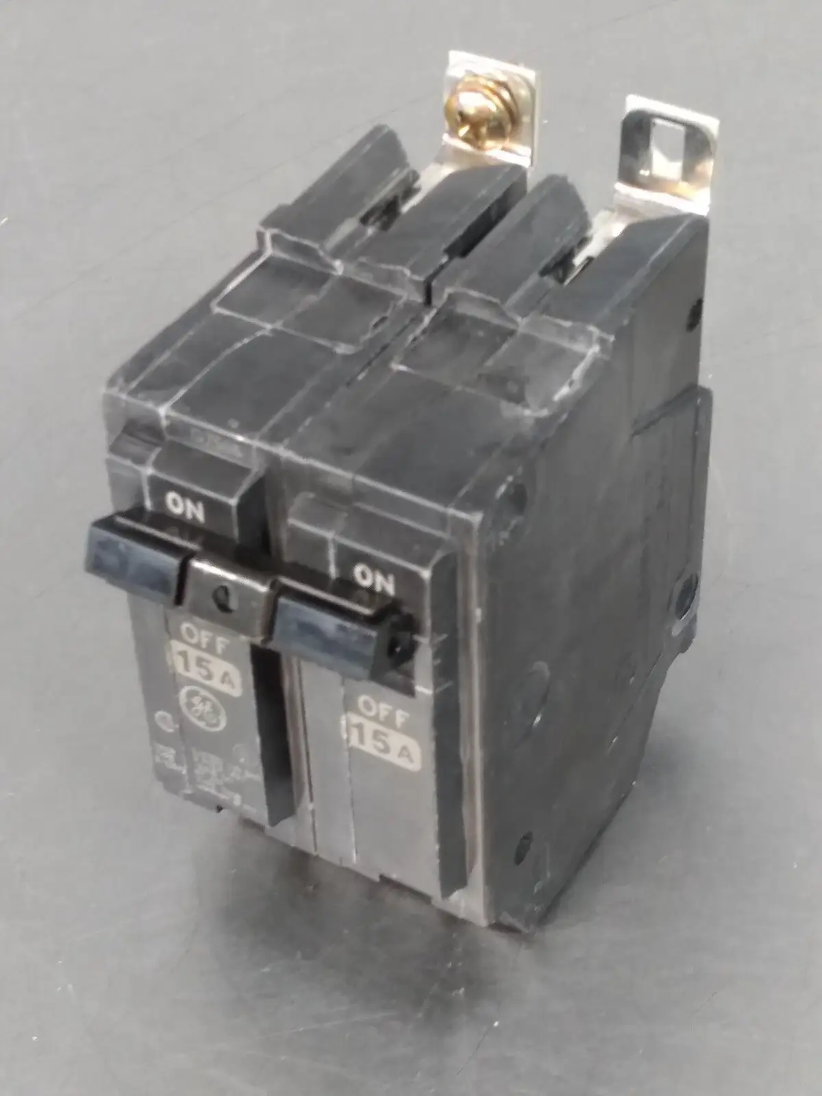 GE E-11592 15 Amp 2 pole screw on Breaker Loc4D19