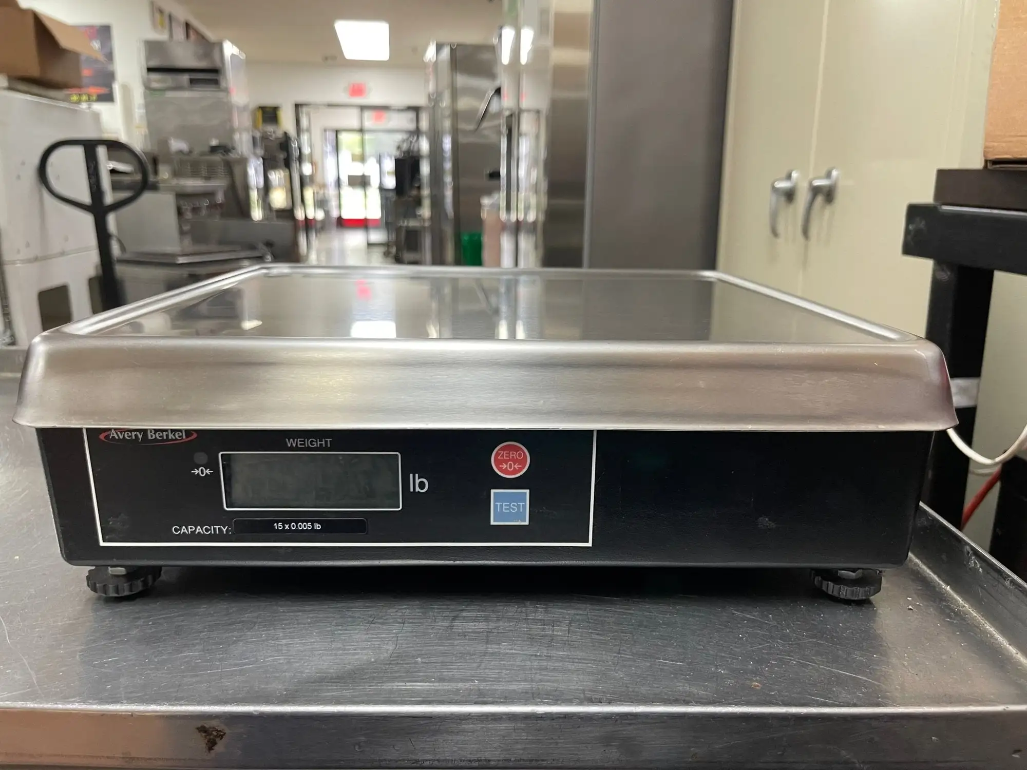 Used Avery Berkel Used Avery Berkel 6720-7 POS Retail Bench Scale 15 x 005lb Food Scales Illinois US | Falcon Restaurant Supply #1375864