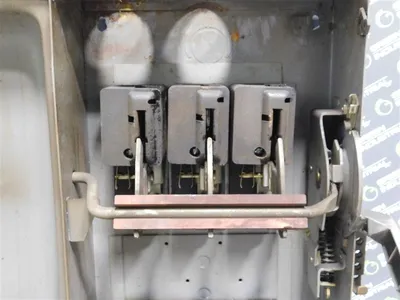 Square D H364 Single Throw Fusible Safety Switch 200 A 600VAC Ser. A1 50HP Used