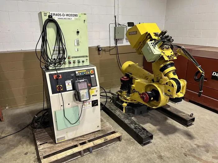 Used 2004 FANUC R-2000IA/200R Robots Michigan US | Aucto #1332150