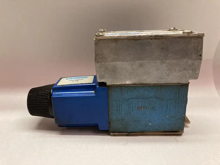 Used VICKERS DG4V-3-2A-M-W-H-40 Solenoid Valves Ohio US | Surplus Asset Holdings #1246304