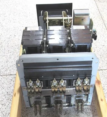 NEW GENERAL ELECTRIC AKR-10D-50 CIRCUIT BREAKER 1600A FRAME TA9VT20MLA1 AKR10D50